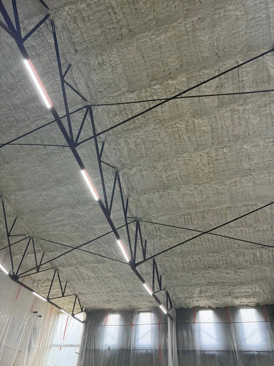 Isolation projetée polyuréthane - chantier Ovalpro