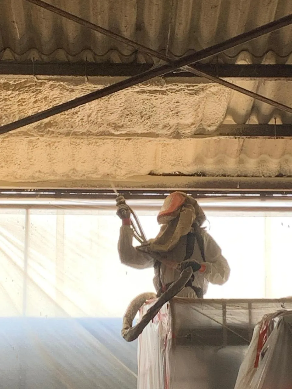 Isolation projetée polyuréthane - chantier Ovalpro